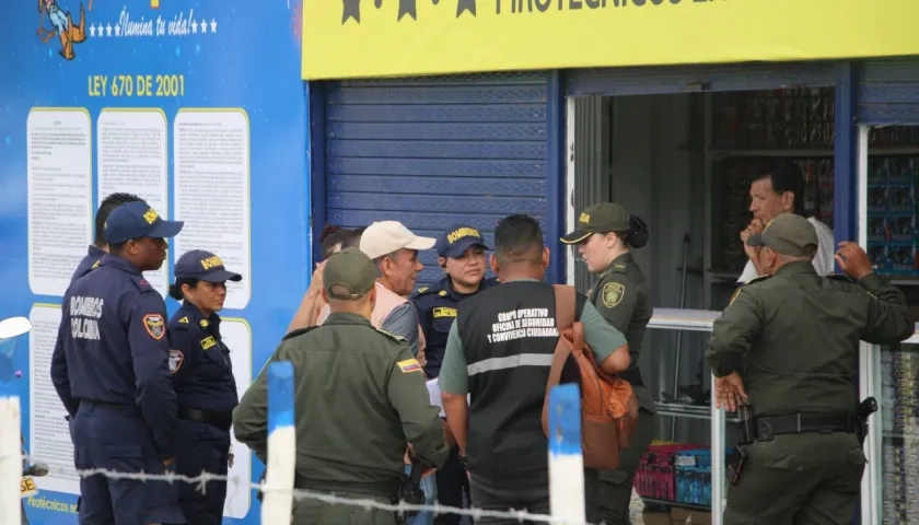 Las autoridades durante los operativos a los establecimientos de venta de pólvora. 