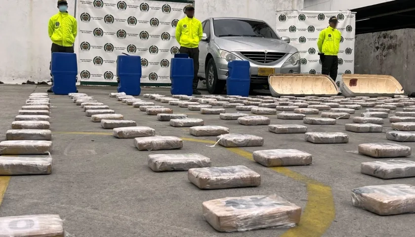 Autoridades junto a la droga incautada.