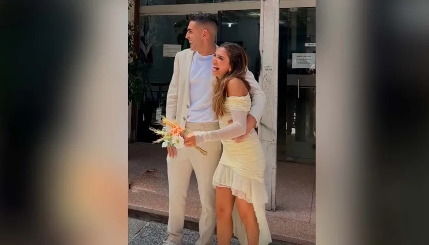 Santiago Mele con su esposa Manuela Calvi tras culminar la ceremonia civil.