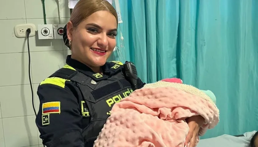 Patrullera Yuliana con la bebé recién nacida. 