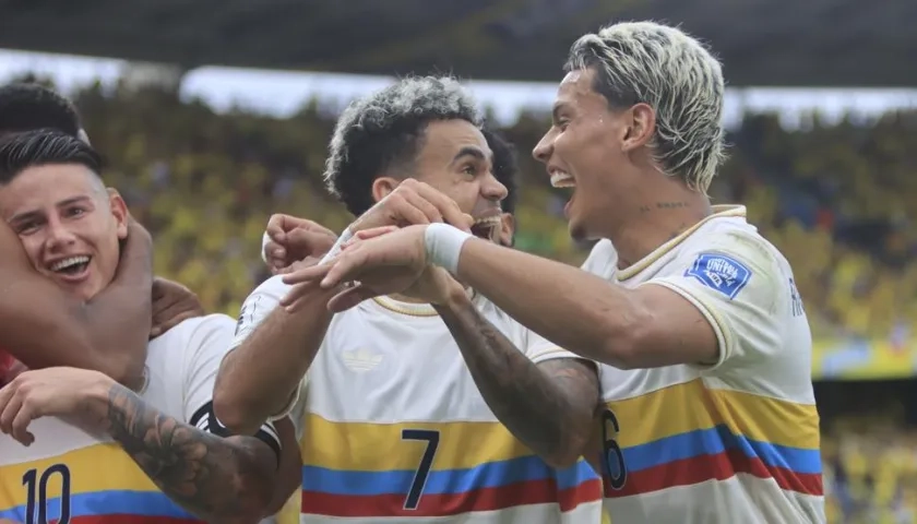 James Rodríguez, Luis Díaz y Richard Ríos celebran un gol con la selección.