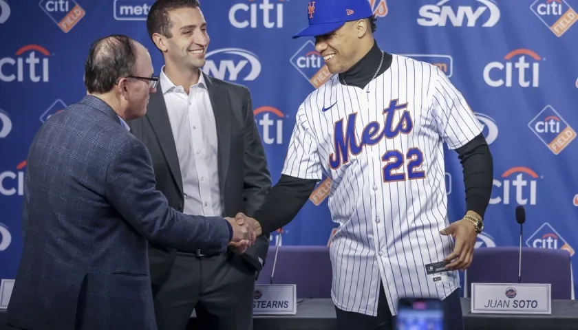 Juan Soto estrecha la mano del dueño de los Mets, Steve Cohen. 