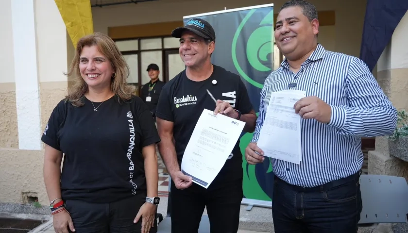 Alcalde Alejandro Char (centro) junto a la secretaria de Educación y el rector de la IUB.