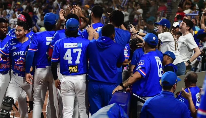 Jugadores de Caimanes en la serie ante Vaqueros en el estadio Édgar Rentería.