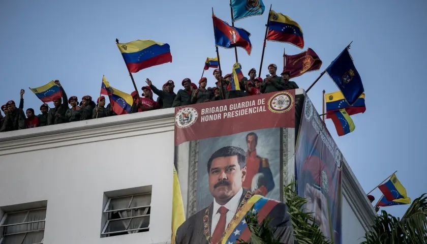 Civiles participando en un acto de juramentación de milicias bolivarianas. 