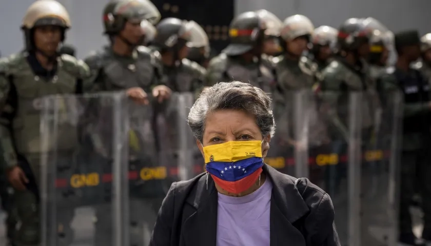 Mujer usando una mascarilla con la bandera de Venezuela. 