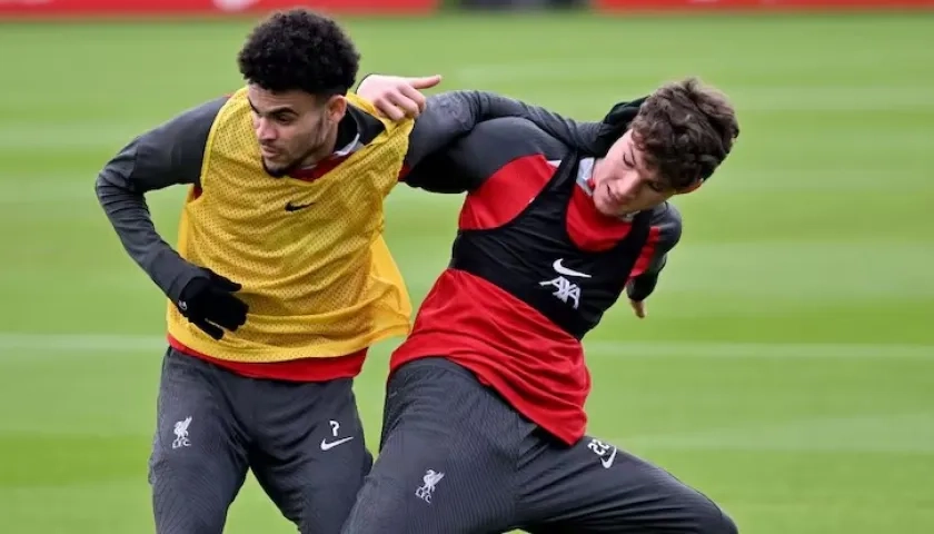 Luis Díaz y Lewis Koumas en un entrenamiento del Liverpool la temporada pasada.