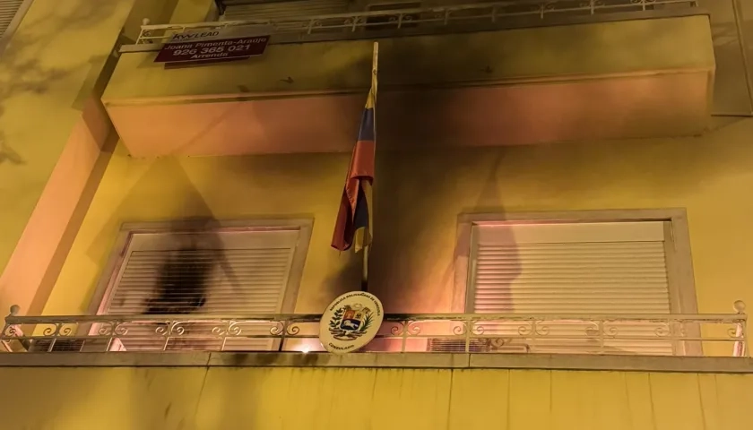 Fachada del consulado de Venezuela en Lisboa tras el ataque. 