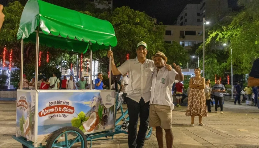 Gobernador de La Guajira, Jairo Aguilar, durante la entrega de insumos a vendedores. 