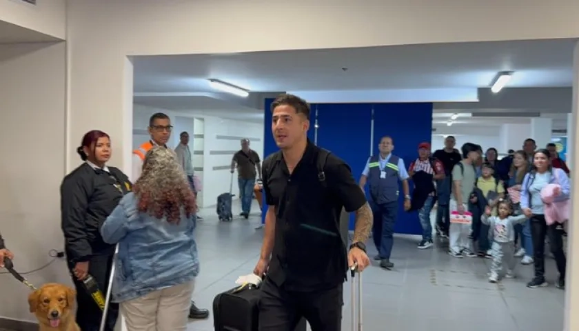 El jugador paraguayo a su llegada al aeropuerto Ernesto Cortissoz. 