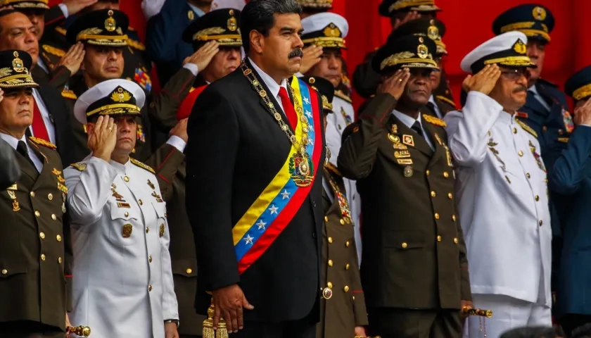 Integrantes de la Fuerza Armada en acto de posesión presidencial junto a Nicolás Maduro.
