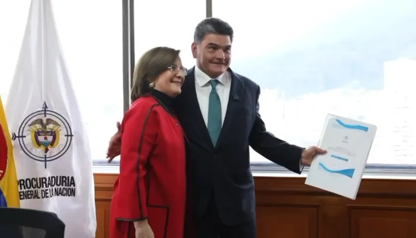 La Procuradora saliente Margarita Cabello y su reemplazo, Gregorio Eljach.