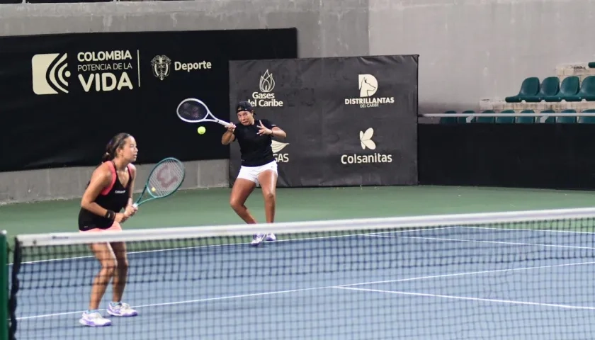 Mediorreal e Higuita en el juego de dobles.