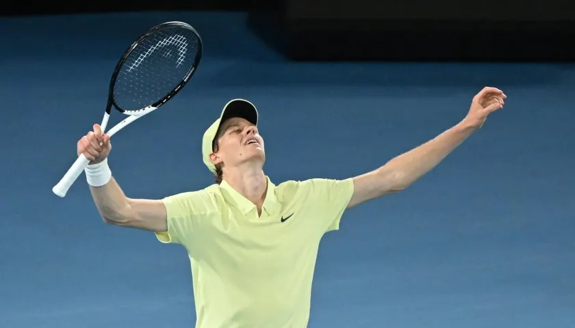 Jannik Sinner celebrando el título.