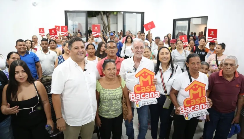 Eduardo Verano en la entrega de los primeros títulos de propiedad este 2025.