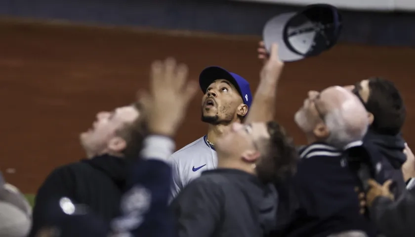 Mookie Betts antes de ser interferido por los fanáticos de los Yanquis para atrapar la pelota.