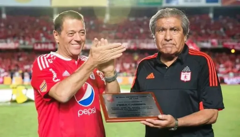 Jorge Cáceres en un homenaje en Cali con el dueño del América, Tulio Gómez. 