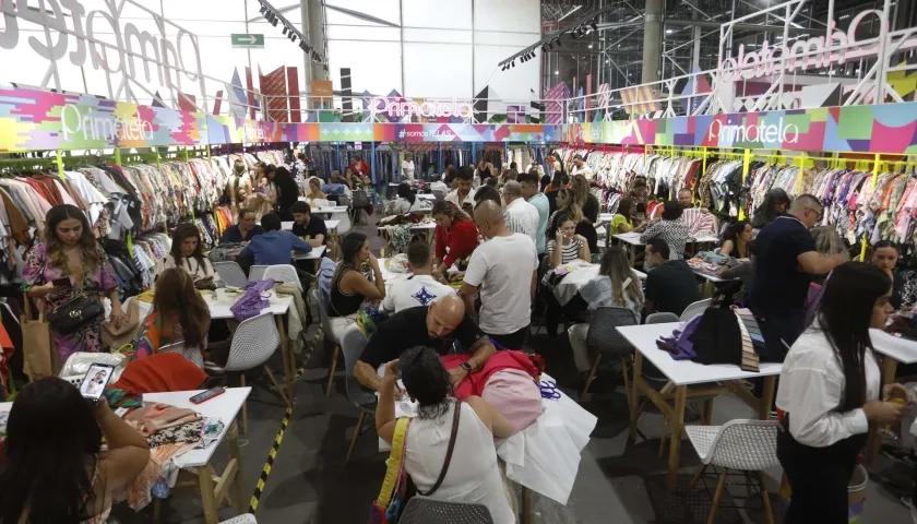 Las personas participando en la feria Colombiatex.