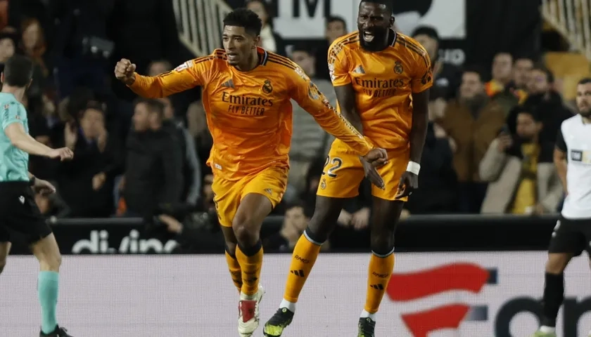 Jude Bellingham celebra tras marcar el gol que le dio la victoria al Real Madrid sobre el Valencia.