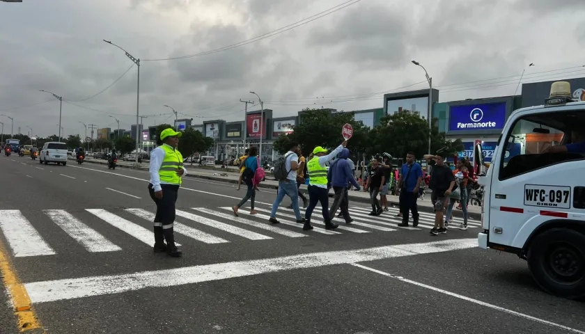 Orientadores de movilidad regulando el tránsito. 