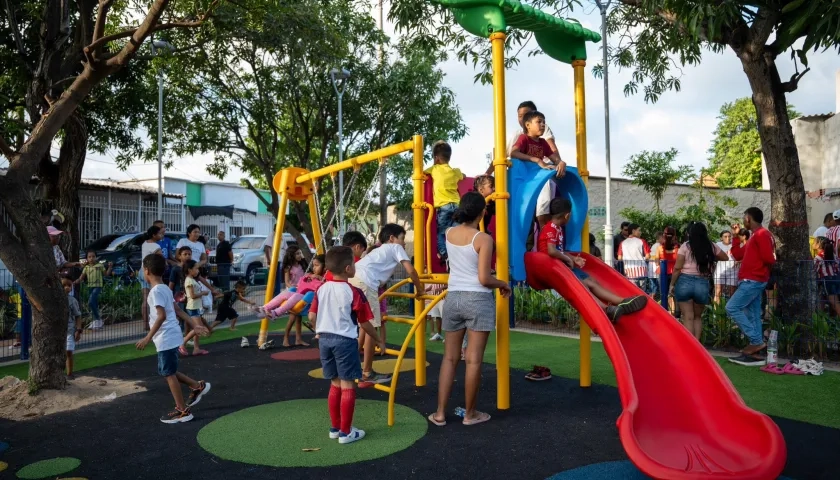 Niños y niñas disfrutando del parque El Milagro. 