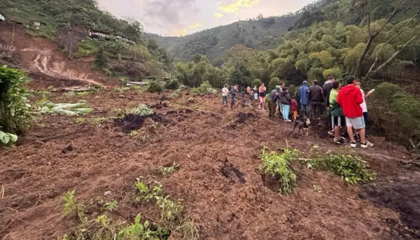 Familias resultaron afectadas por deslizamiento de tierras.