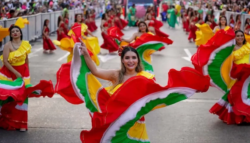 La comparsa de fantasía Rumbón Normalista en Desfile de Guacherna.
