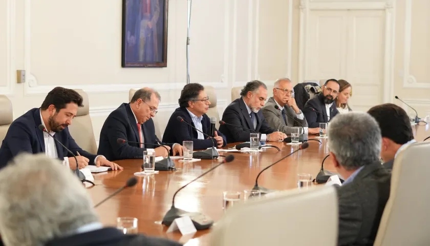 Armando Benedetti junto con el Presidente Gustavo Petro en el Consejo de Ministros. 