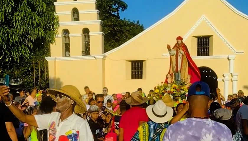 San Agatón se alista para su procesión un Sábado de Carnaval. Al fondo, la iglesia San Jerónimo de Mamatoco.