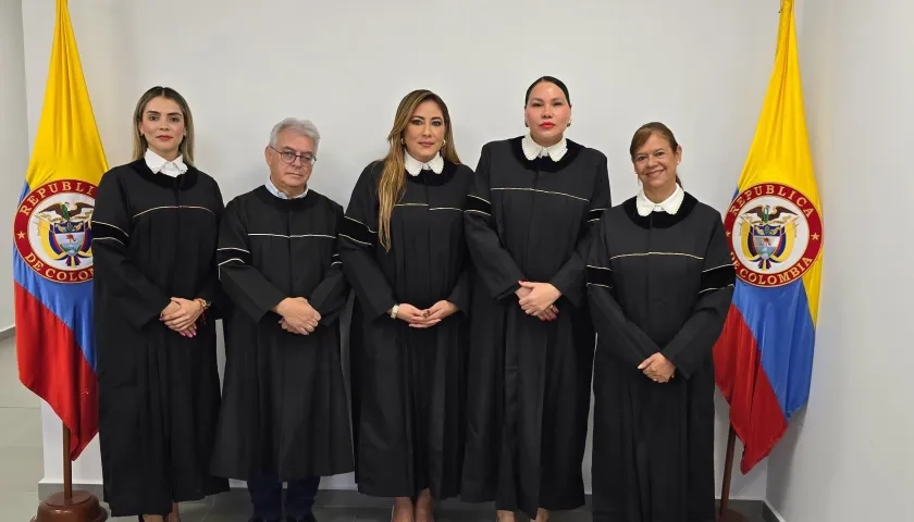 Los magistrados  de la Comisión Seccional de Disciplina Judicial del Atlántico con María José Casado (centro).