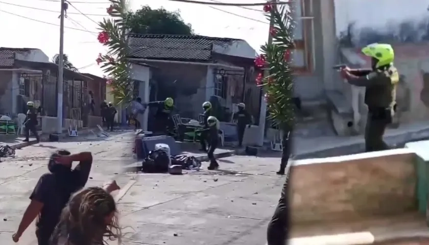 Momento del enfrentamiento entre los policías y la comunidad. 