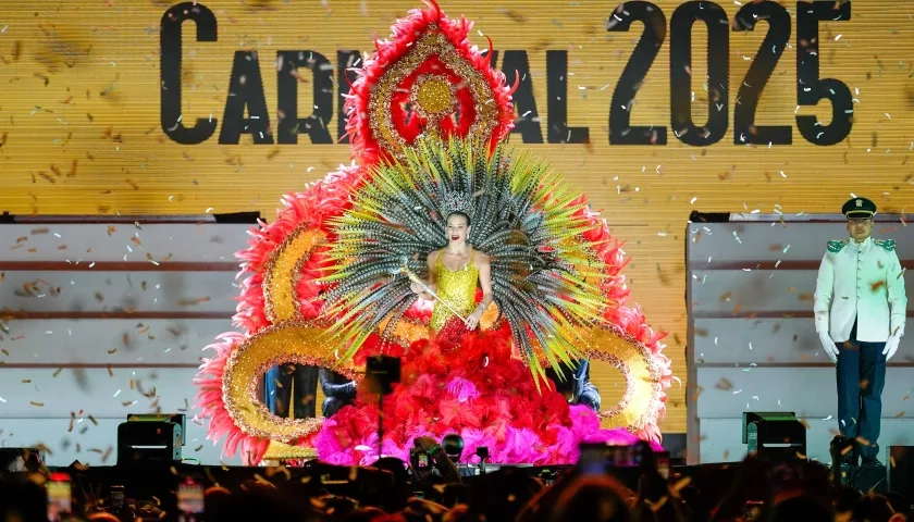 La reina Tatiana al ser coronada. 