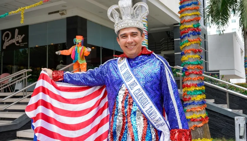 El intendente jefe Johnny Pico Hernández con su atuendo de Rey Momo. 