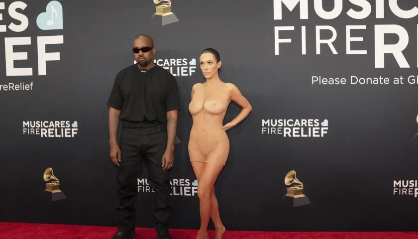 Kayne West y Bianca Censori en la alfombra roja de los premios Grammy. 