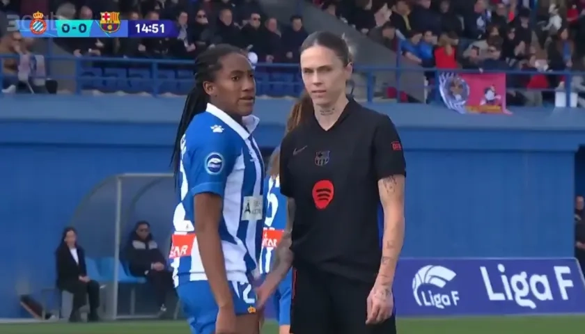 Daniela Caracas y Mapi León durante su cruce en el partido entre Espanyol y Barcelona. 