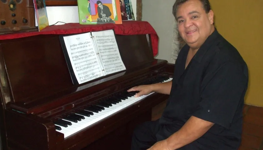 El músico puertorriqueño Richie Ray posando en una entrevista con EFE en San Juan.