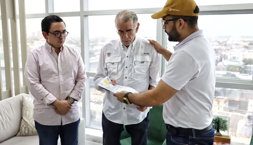Gobernador del Atlántico en momentos de la entrega de la documentación del predio.