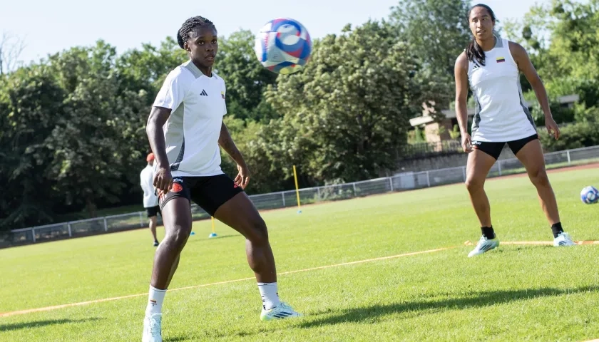 Linda Caicedo y Mayra Ramírez, integrantes de la Selección Colombia femenina de fútbol.