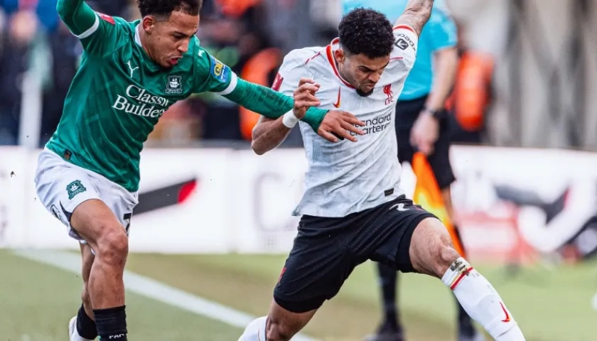 El colombiano Luis Díaz intenta avanzar ante la marca de un jugador rival. 