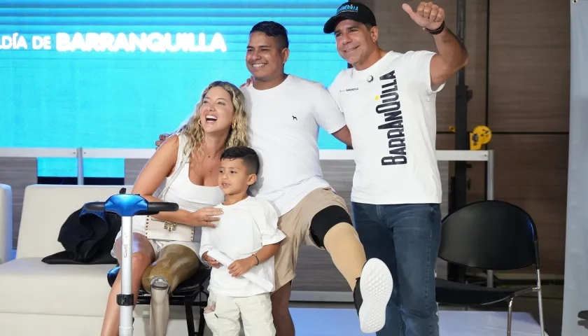 Alcalde Alejandro Char y Daniela Álvarez en la entrega de las prótesis a los beneficiarios.