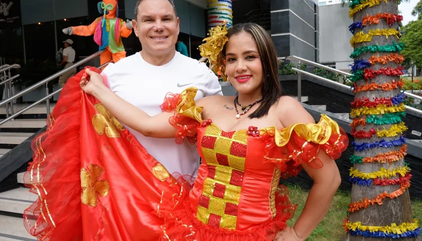 Humberto Scorza Cure, director del Instituto Nacional de la Visión del Norte, y la reina Angelly Sánchez. 