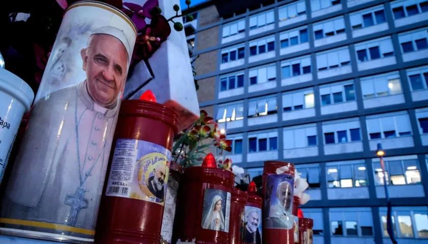 Una vela con la imagen del Papa Francisco a las afueras del hospital Gemelli de Roma.