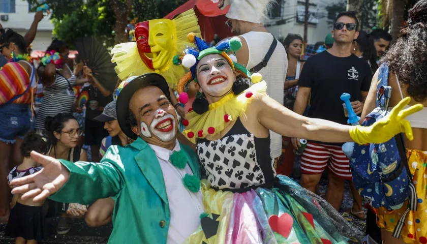 Artistas acompañantes de la comparsa callejera 'Gigantes da Lira'.