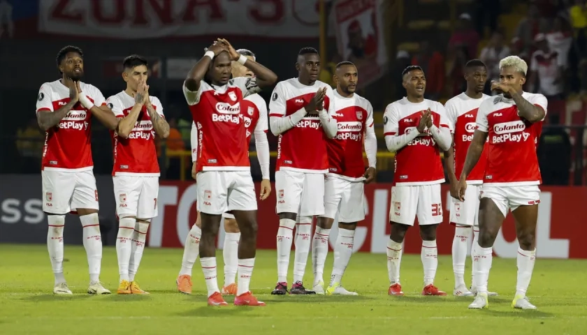 Jugadores de Santa Fe se lamentan tras caer en la tanda de penales ante Deportes Iquique. 