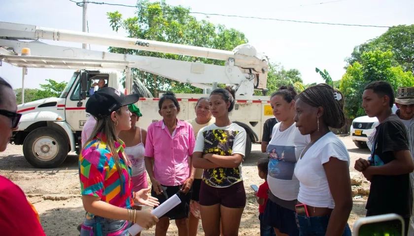 María Paola Álvarez, alcaldesa de Ariguaní, Magdalena, con la comunidad. 