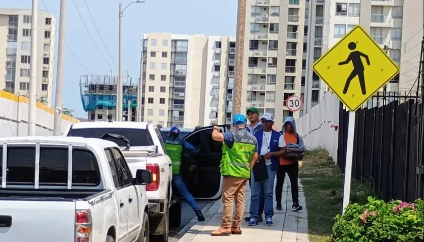 Funcionarios de la CRA durante la inspección en Alameda del Río. 