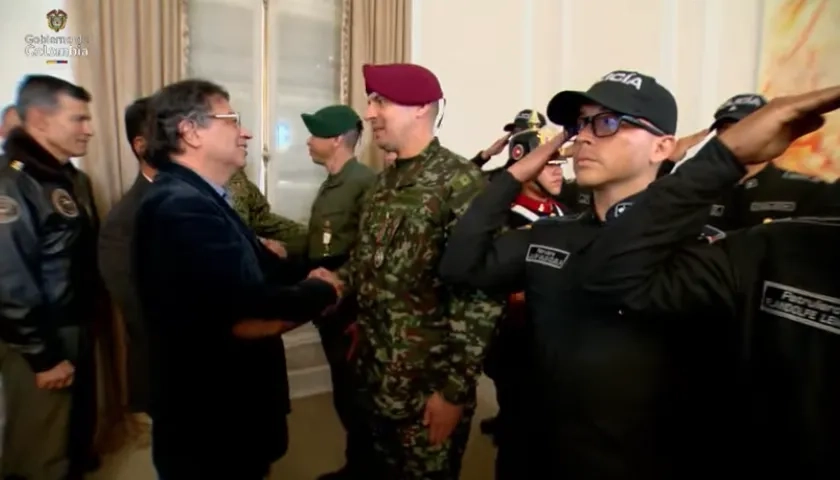El Presidente Gustavo Petro condecorando a los uniformados. 