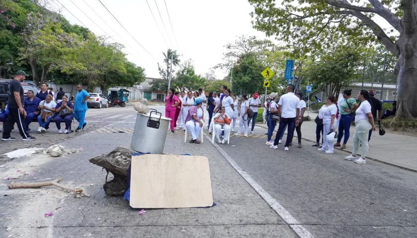Protesta de los trabajadores en la ESE UNA en la sede del Cari Mental. 
