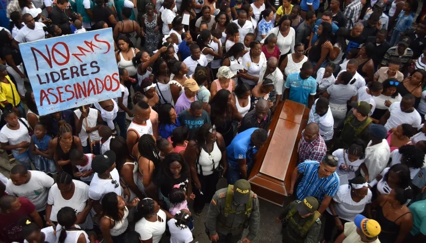 Asistentes al sepelio de una lideresa social asesinada en Tierralta, Córdoba.