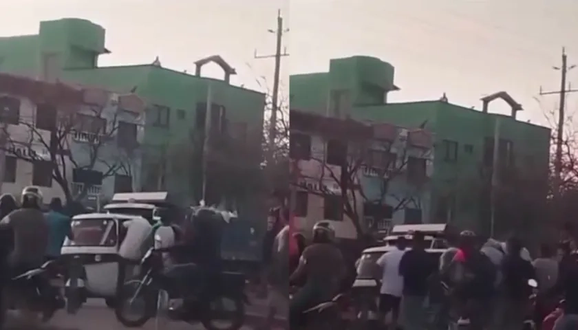 Momento en que la víctima es montada en un motocarro para ser llevada a un centro asistencial. 